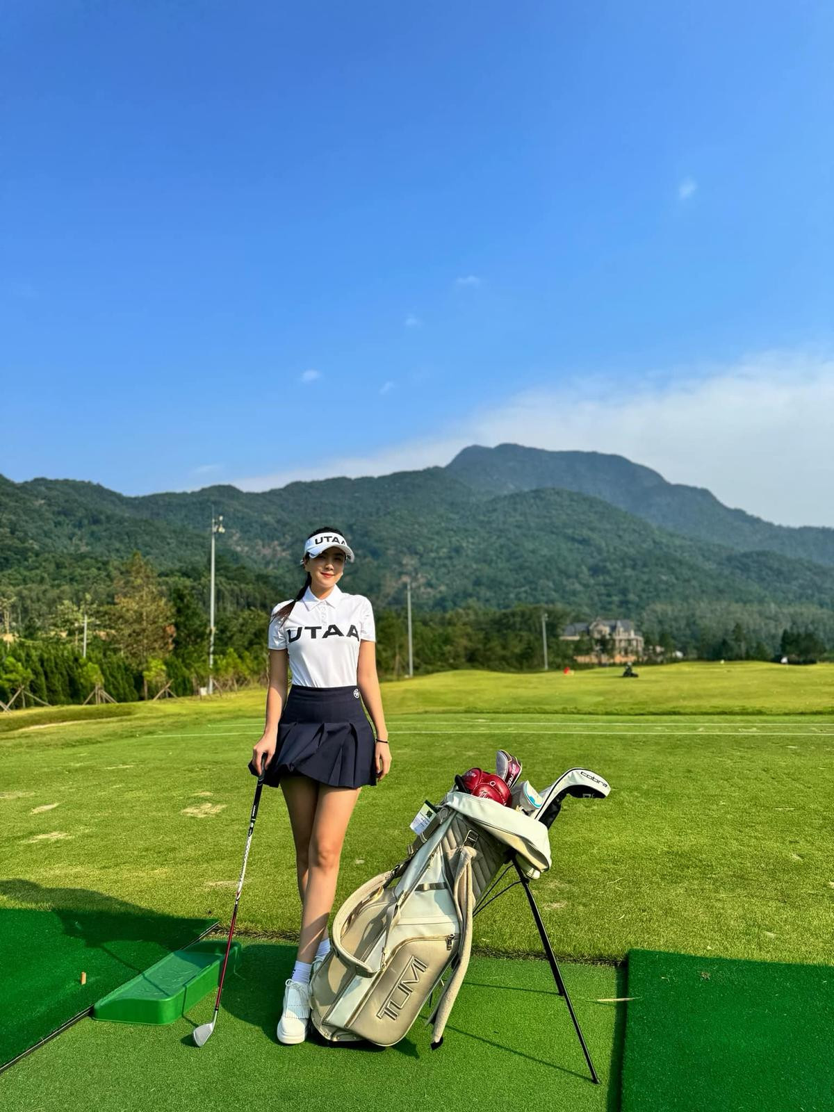 Có thể là hình ảnh về 1 người, đang chơi golf và sân golf