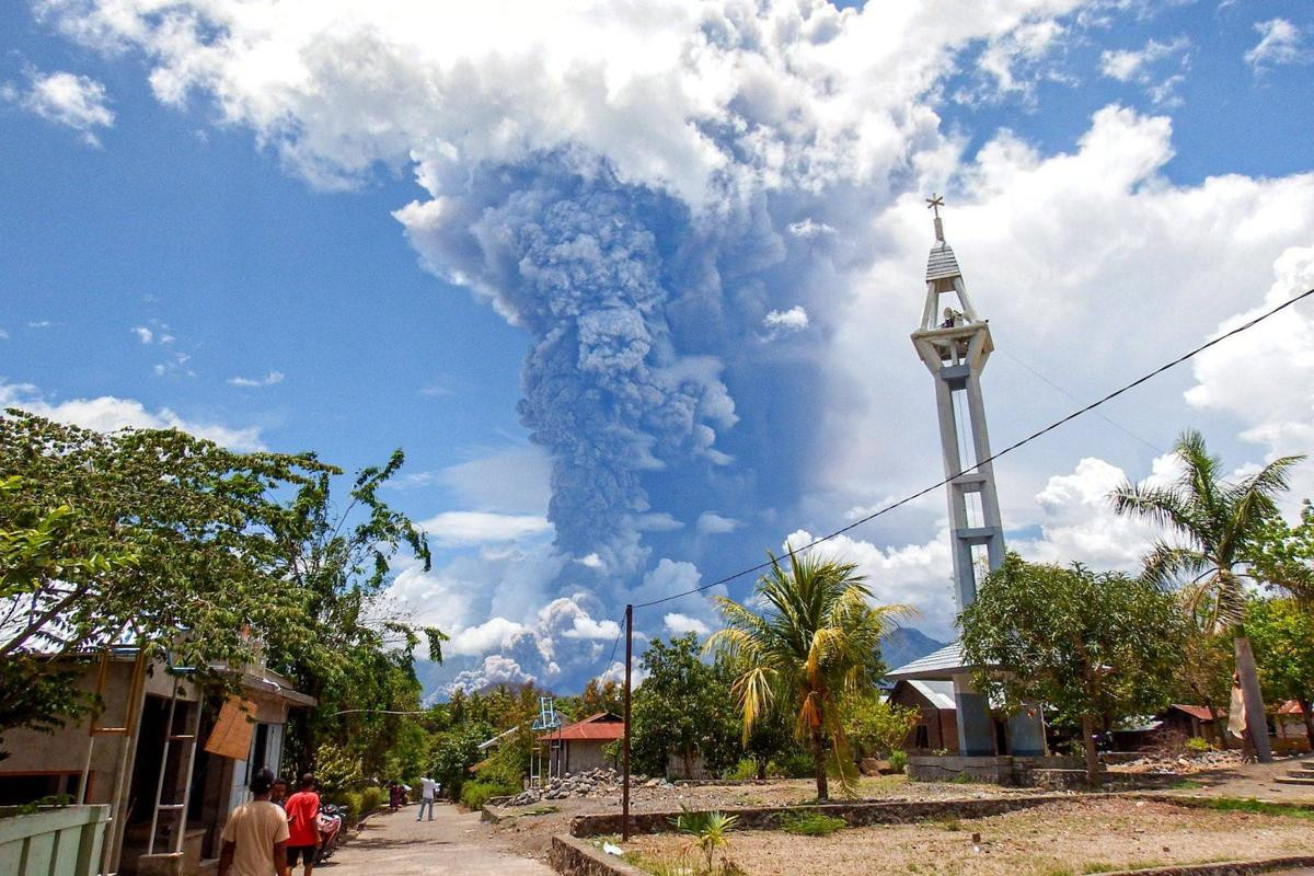 Núi lửa phun trào tại Indonesia, tạo cột khói khổng lồ trên trời Ảnh 1