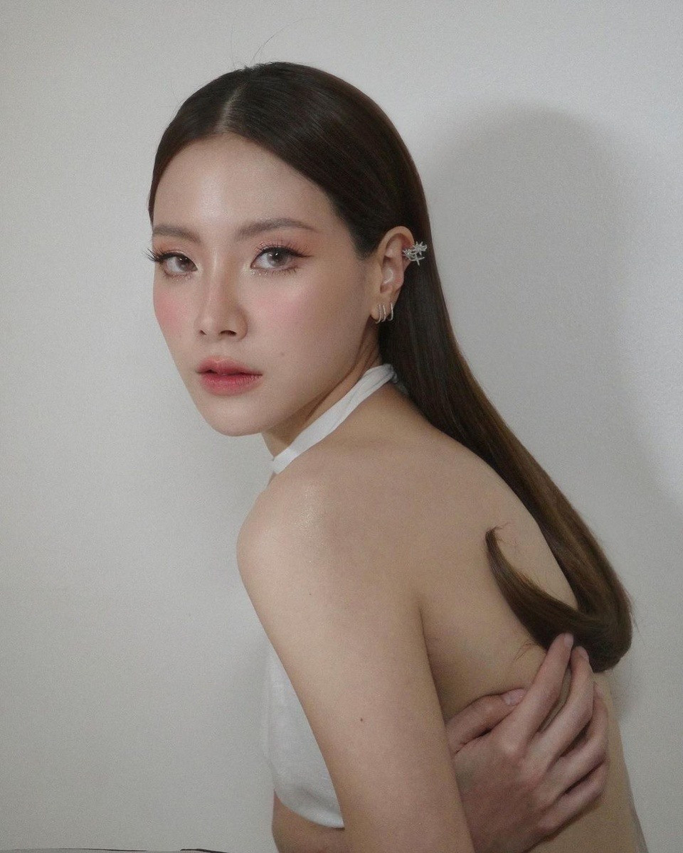 Baifern Pimchanok khoe gò bồng đảo đẹp phồn thực trong bộ váy khoét sâu Ảnh 4