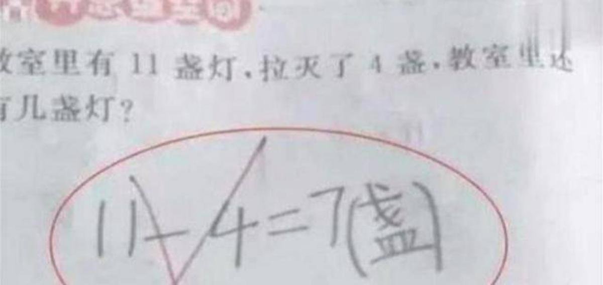 Phụ huynh nổi giận khi thấy bài toán '11-4=7' bị chấm sai, nghe cô giải thích liền dịu giọng xin lỗi Ảnh 1