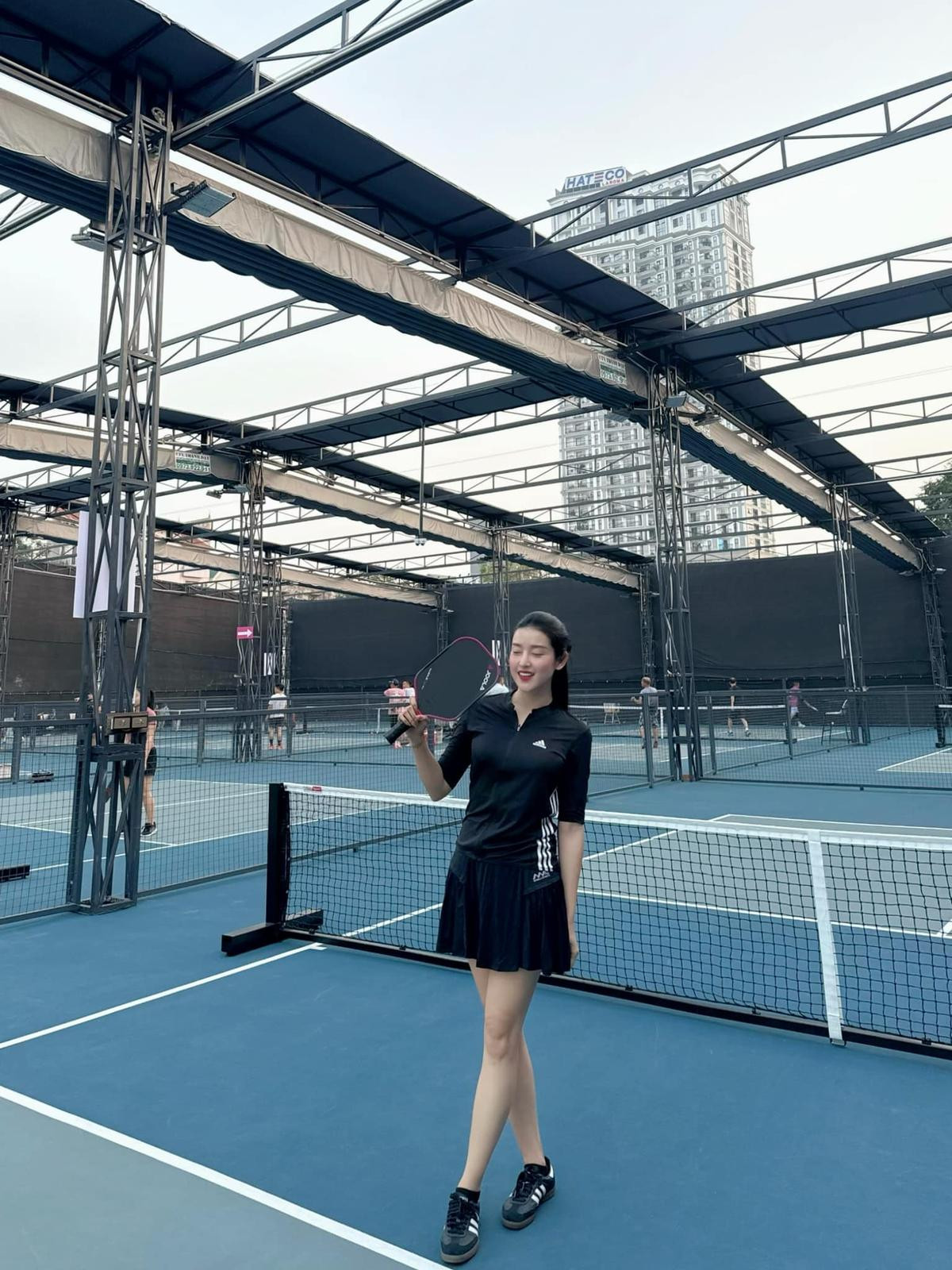 Có thể là hình ảnh về 2 người và mọi người đang chơi tennis