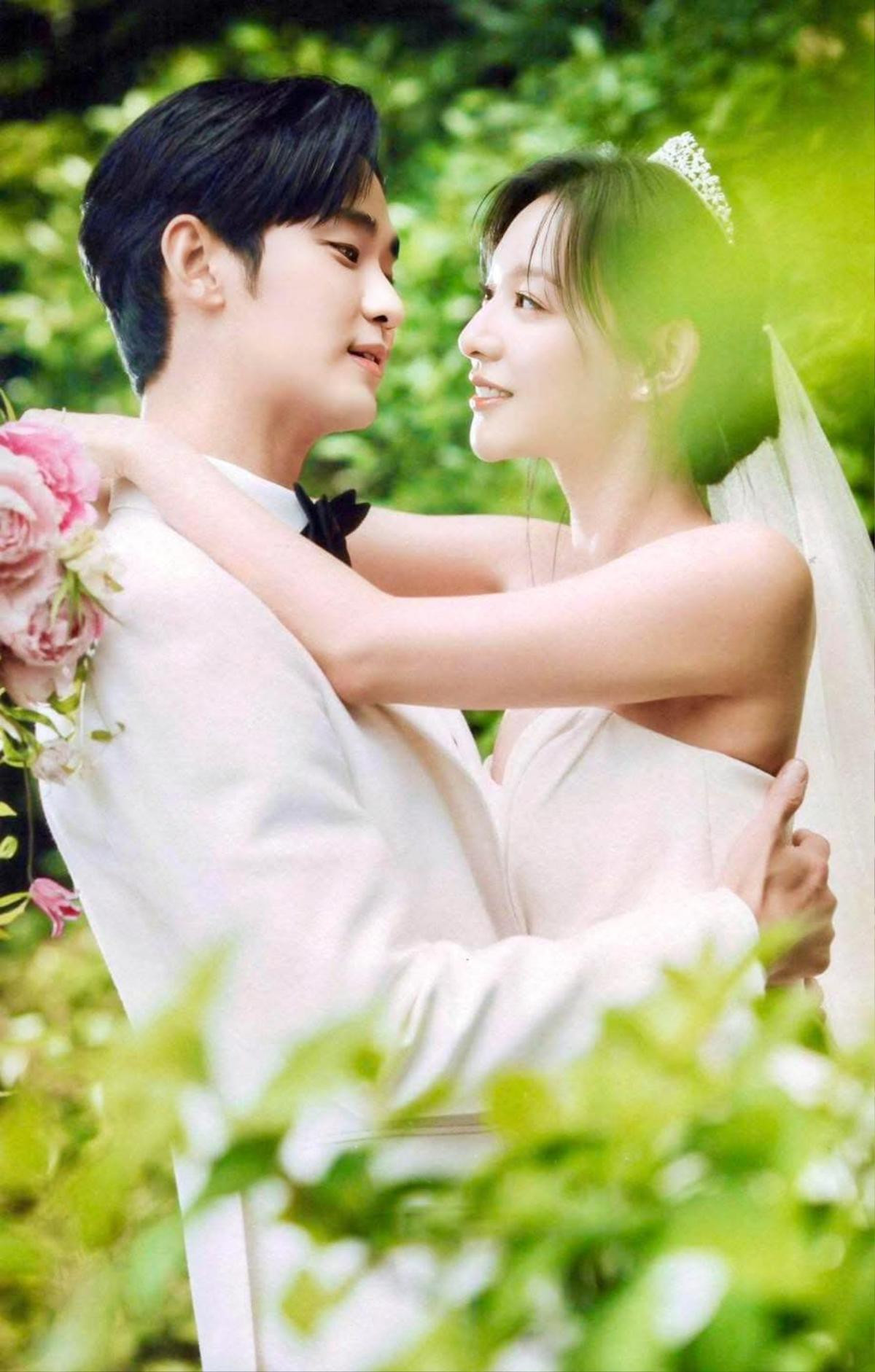 Kim Soo Hyun bị bắt gặp hẹn hò cùng mỹ nhân kém 7 tuổi, thuyền với Kim Ji Won chính thức chìm Ảnh 1