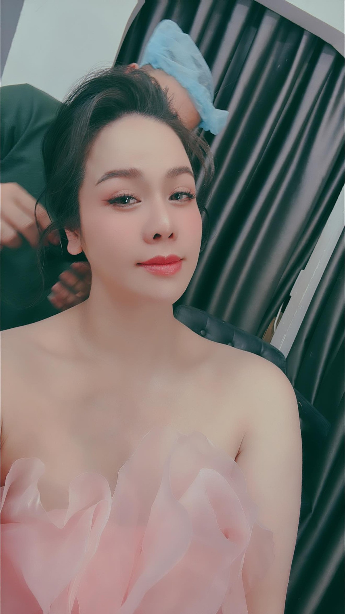 Nhật Kim Anh khoe vẻ đẹp căng tràn trong bộ váy trễ nải Ảnh 2