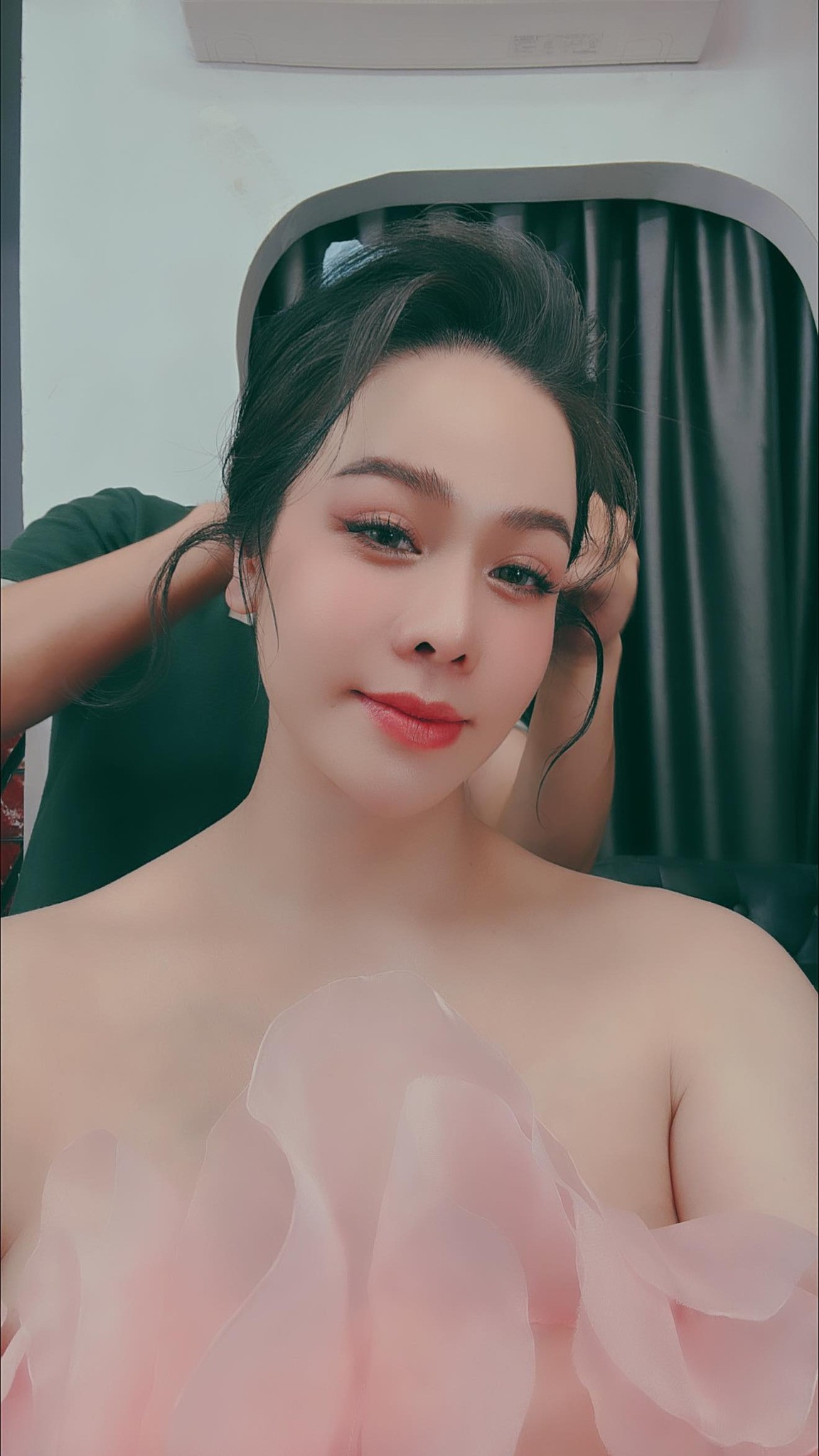 Nhật Kim Anh khoe vẻ đẹp căng tràn trong bộ váy trễ nải Ảnh 1