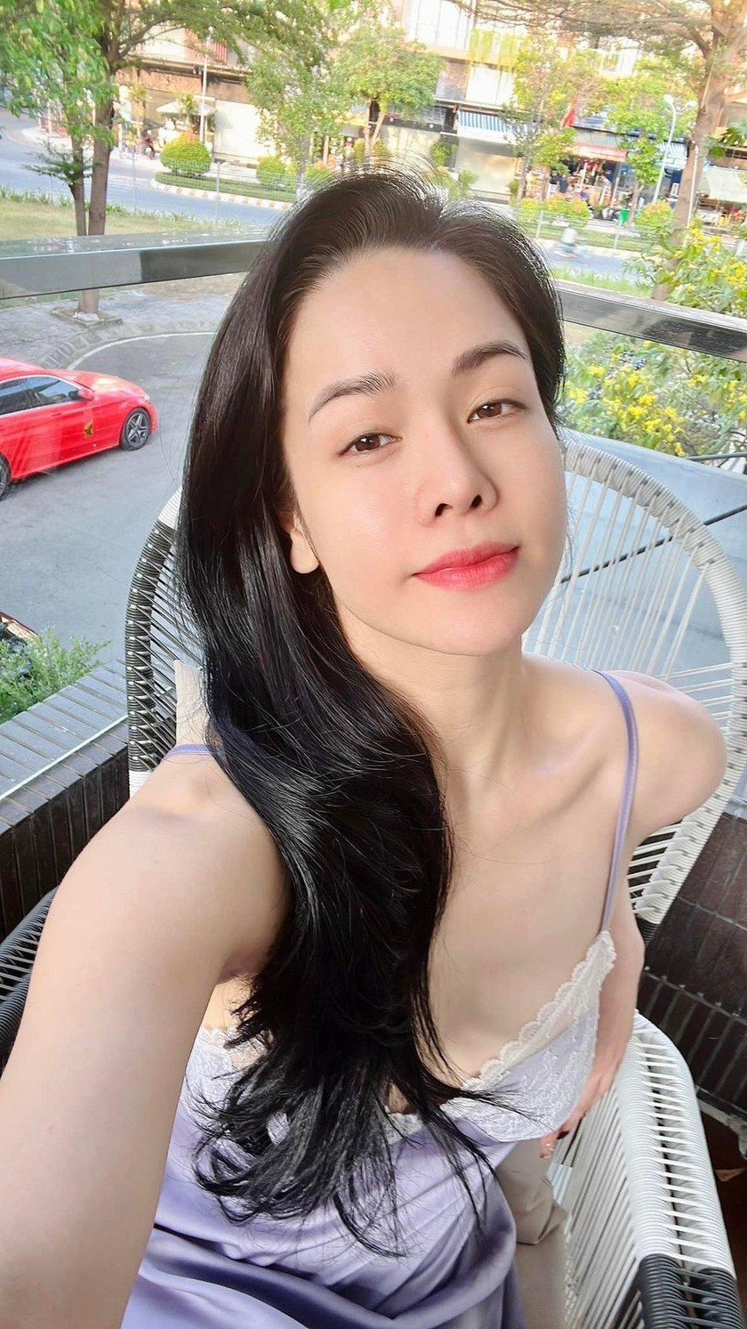 Nhật Kim Anh khoe vẻ đẹp căng tràn trong bộ váy trễ nải Ảnh 5