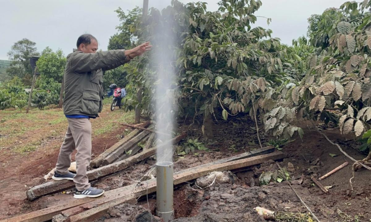 Chuyện lạ: Giếng nước ở Gia Lai phun thẳng lên trời, cuốn phăng cọc bê-tông nặng cả tạ Ảnh 1