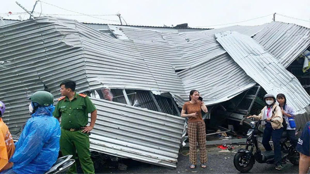 Lốc xoáy xuất hiện ở Sóc Trăng khiến nhiều căn nhà tốc mái, sập hoàn toàn Ảnh 4