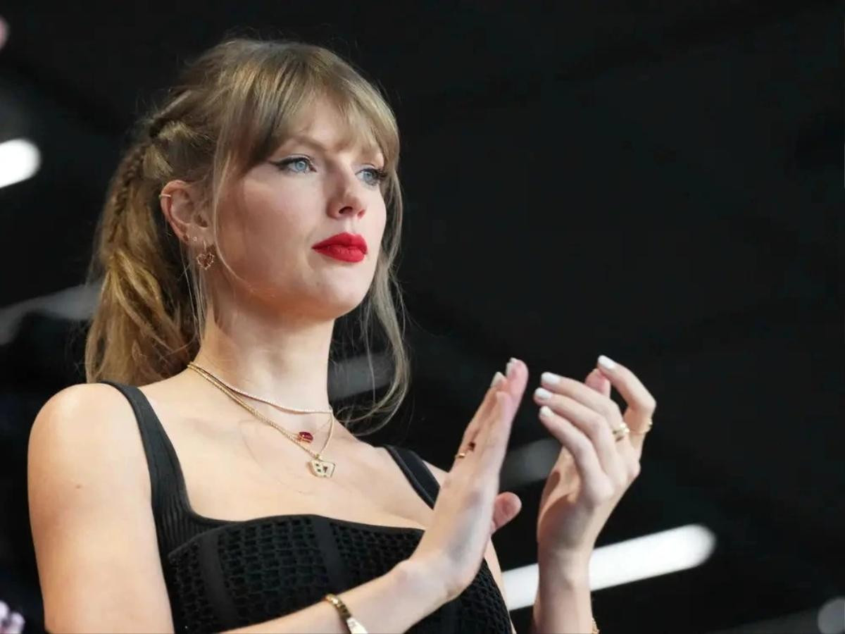 Taylor Swift mang vòng cổ vàng 11 nghìn đô tạo dấu ấn tại BBMAs 2024 Ảnh 4