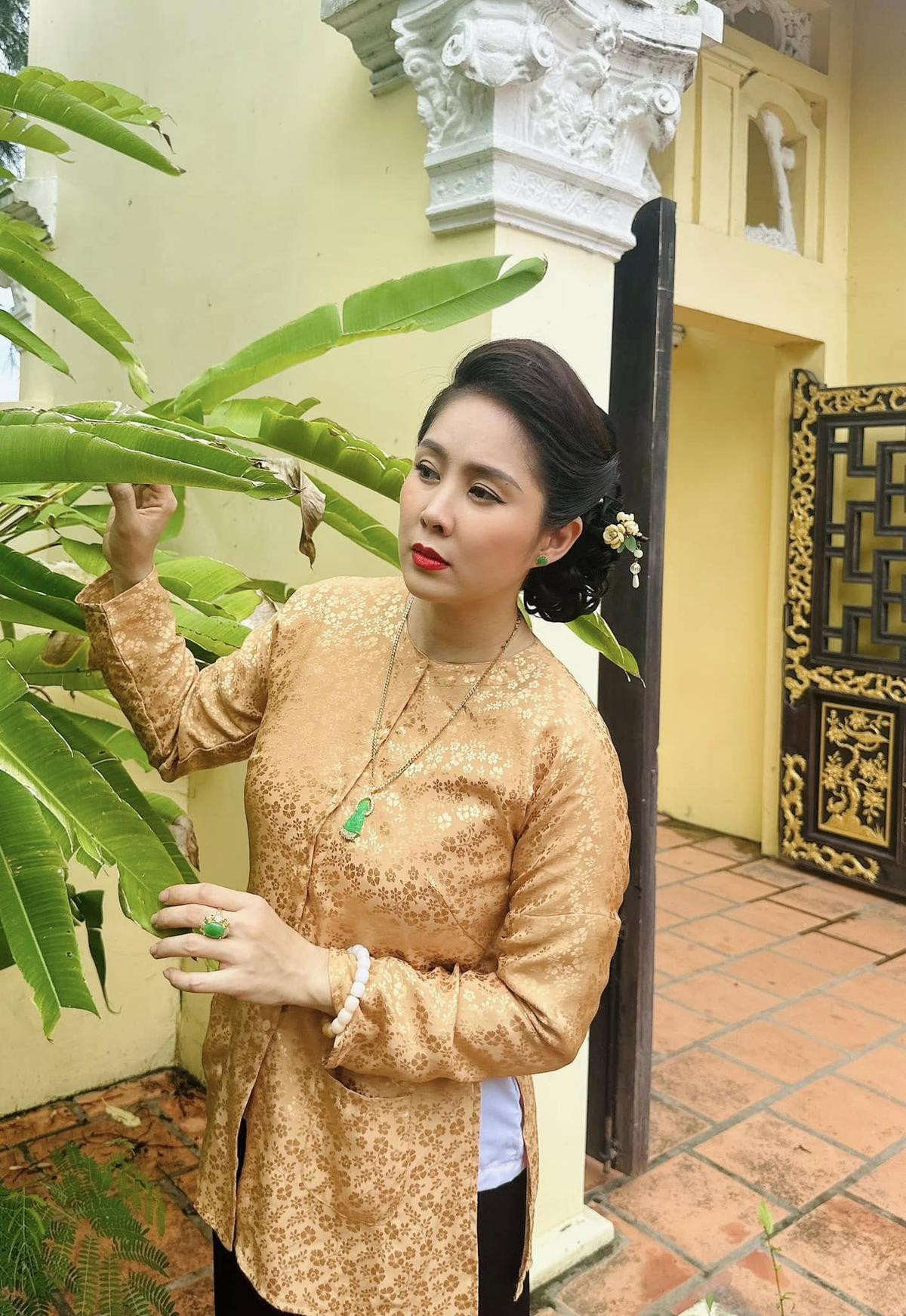 Có thể là hình ảnh về 1 người và quần áo in họa tiết batik