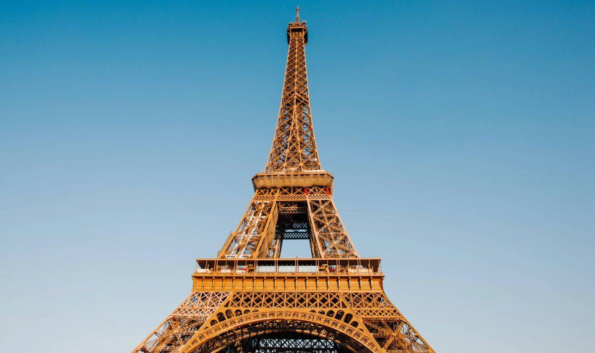 Tháp Eiffel bốc cháy trước thềm Giáng sinh Ảnh 1