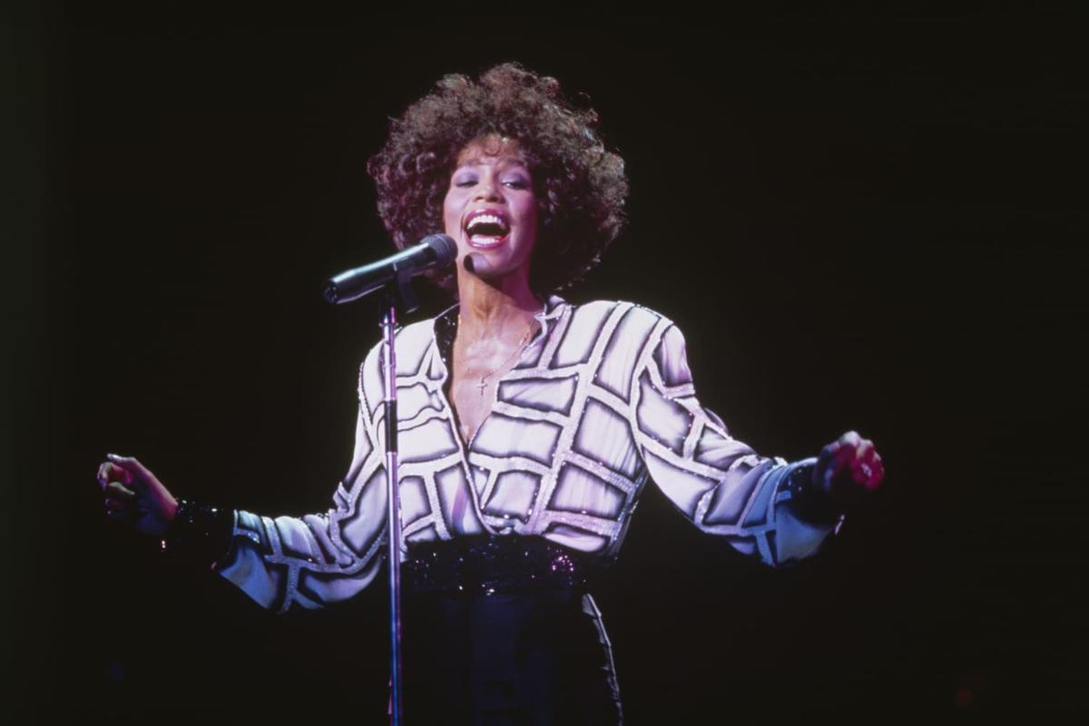 Cựu vệ sĩ tiết lộ từng 'phải lòng' Whitney Houston, giữ gìn món kỷ vật suốt 35 năm Ảnh 3