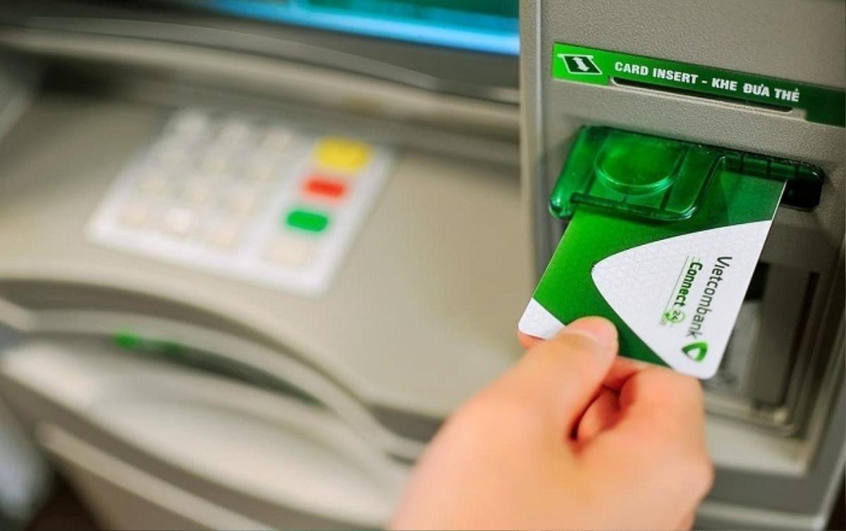 Thủ đoạn mới chiếm đoạt tiền trong thẻ của người dân khi đi rút tiền tại cây ATM Ảnh 1