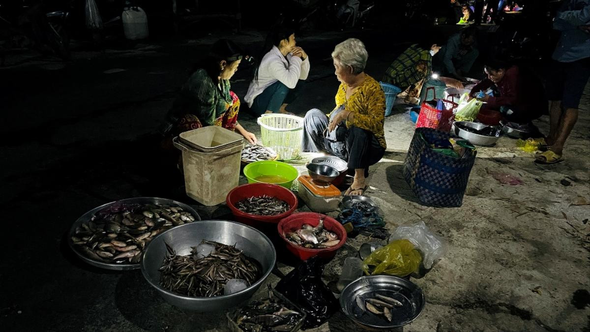 Chợ ma nổi tiếng An Giang: Họp từ 3h sáng, lúc nào cũng nườm nượp người tới Ảnh 2