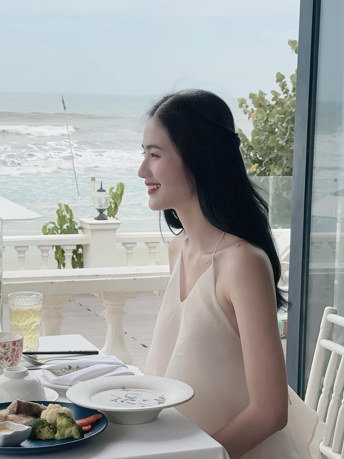 Ý Nhi khoe cặp 'tuyết lê' lấp ló, hạnh phúc đi xem phim cùng người đặc biệt Ảnh 5