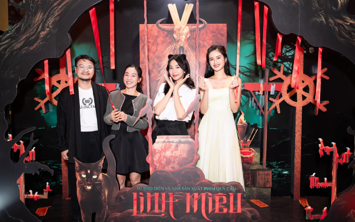 Ý Nhi khoe cặp 'tuyết lê' lấp ló, hạnh phúc đi xem phim cùng người đặc biệt Ảnh 1