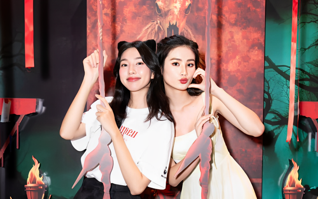 Ý Nhi khoe cặp 'tuyết lê' lấp ló, hạnh phúc đi xem phim cùng người đặc biệt Ảnh 2