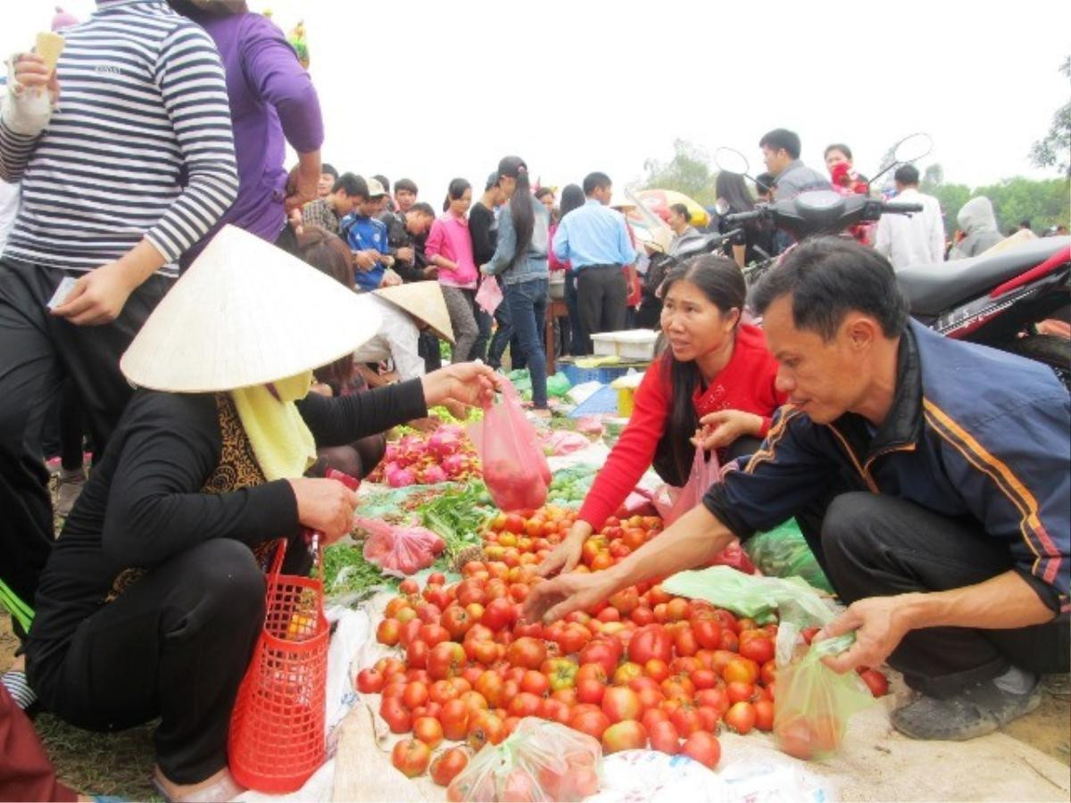 Những phiên chợ độc lạ chỉ Tết đến Xuân về mới có Ảnh 3