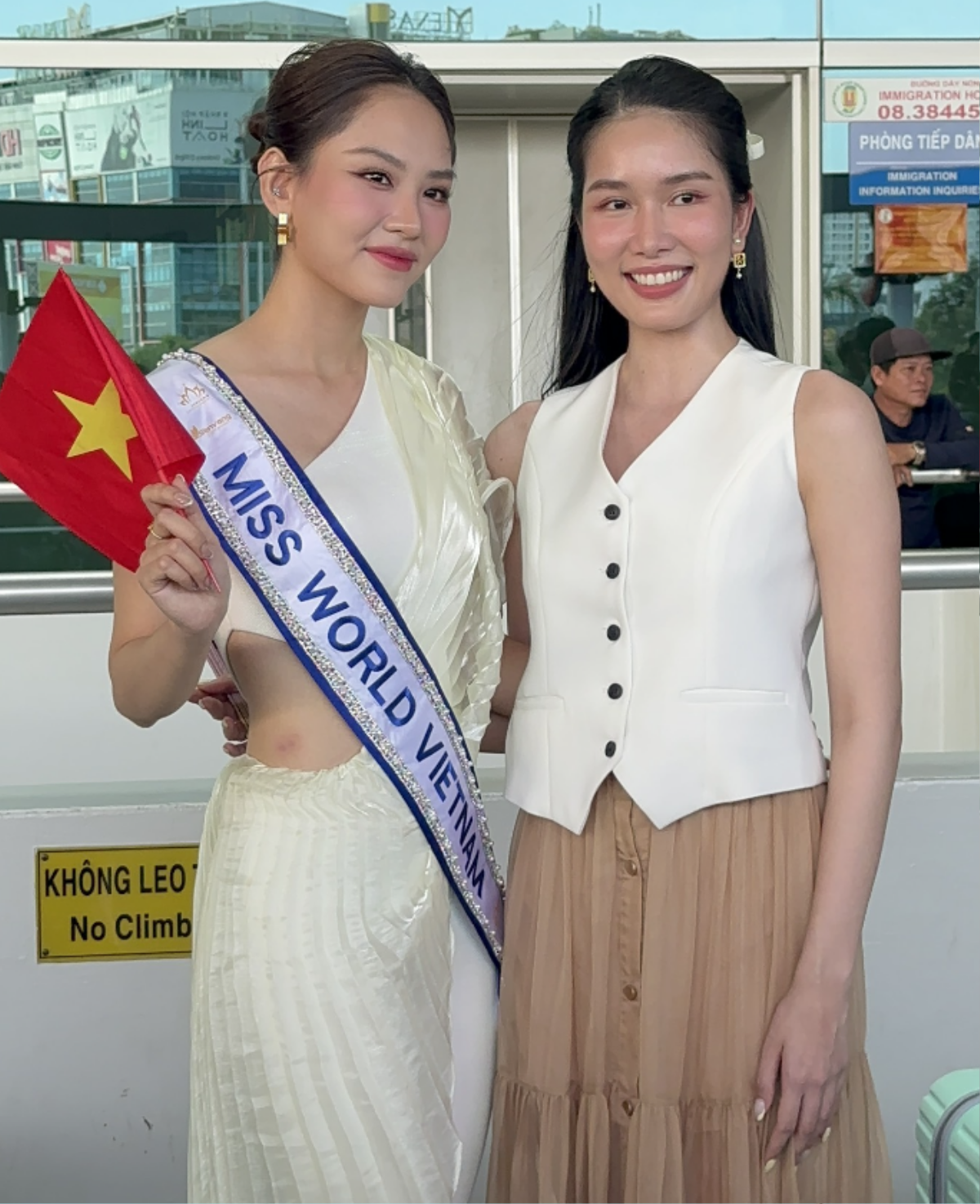 Mai Phương được Ý Nhi tặng hoa trong ngày lên đường thi Miss World 2023 Ảnh 4