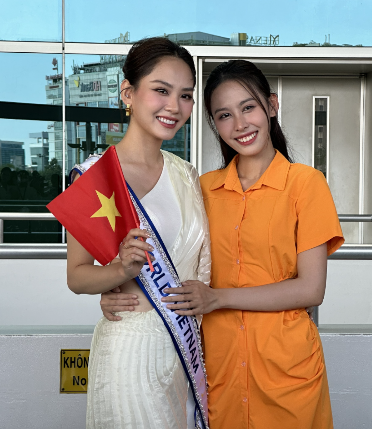 Mai Phương được Ý Nhi tặng hoa trong ngày lên đường thi Miss World 2023 Ảnh 5