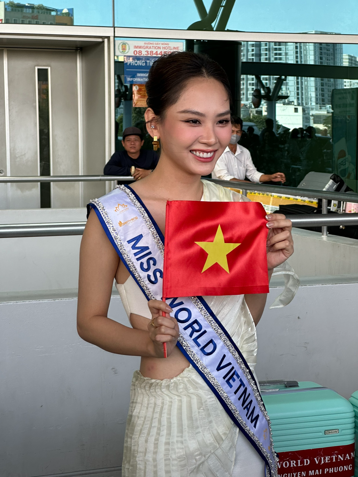 Mai Phương được Ý Nhi tặng hoa trong ngày lên đường thi Miss World 2023 Ảnh 8