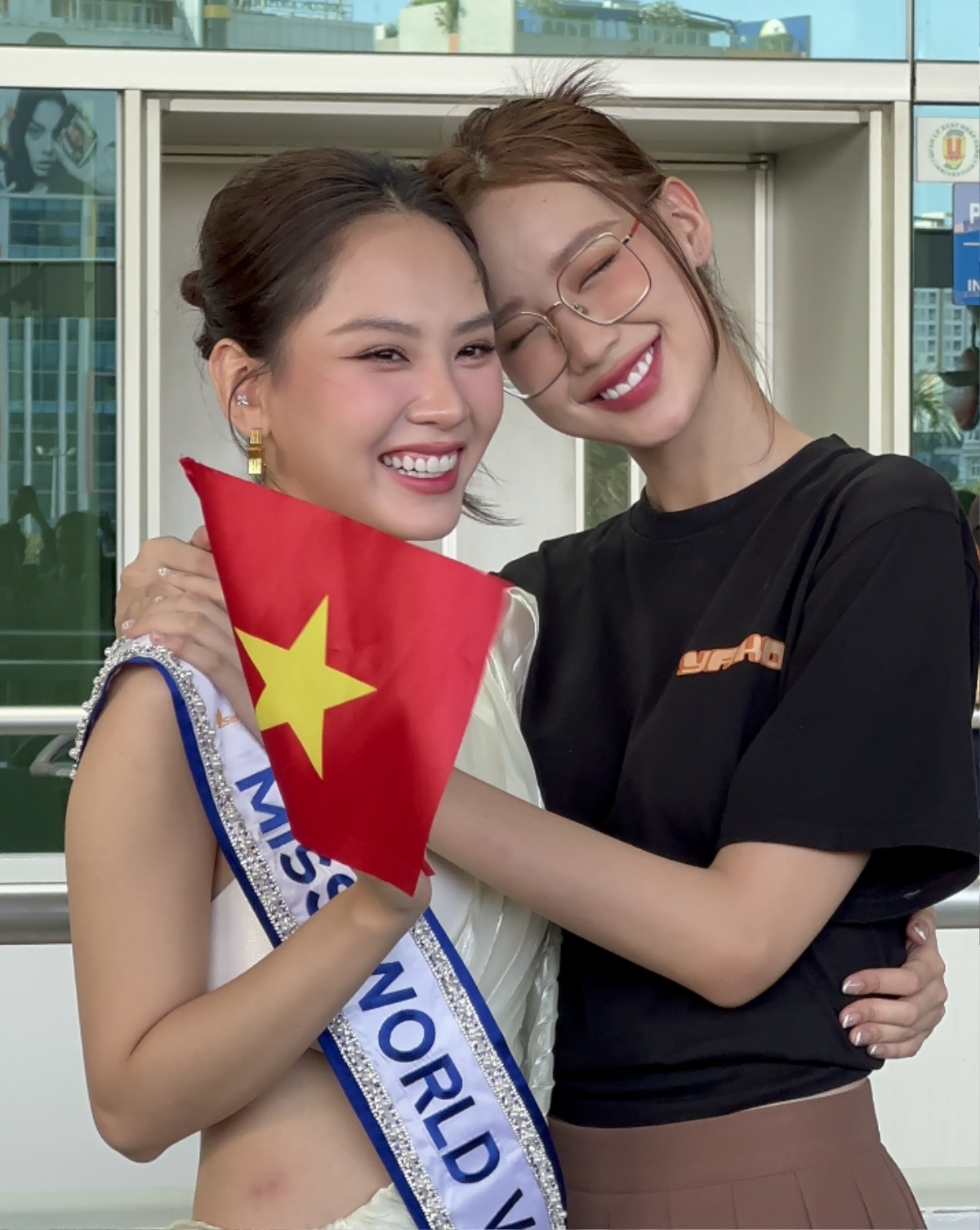 Mai Phương được Ý Nhi tặng hoa trong ngày lên đường thi Miss World 2023 Ảnh 3