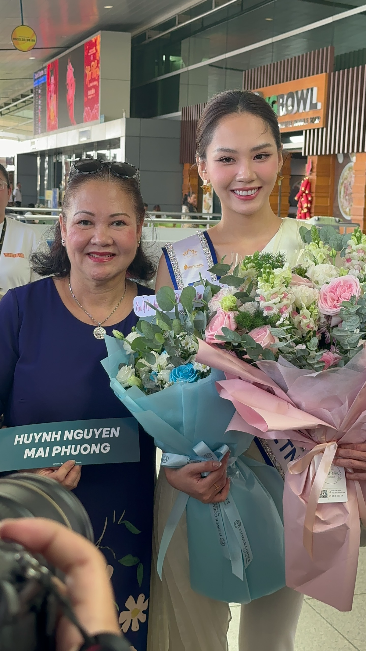 Mai Phương được Ý Nhi tặng hoa trong ngày lên đường thi Miss World 2023 Ảnh 6