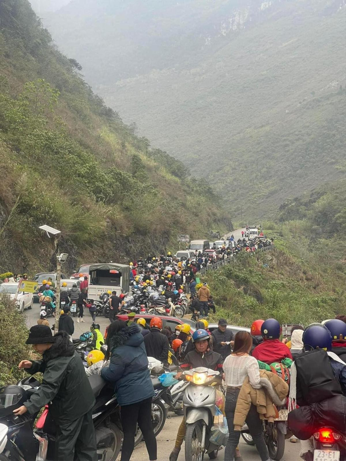 Mùng 7 Tết, đoạn đường tại dốc Thẩm Mã kẹt cứng vì khách du lịch đổ về Ảnh 2