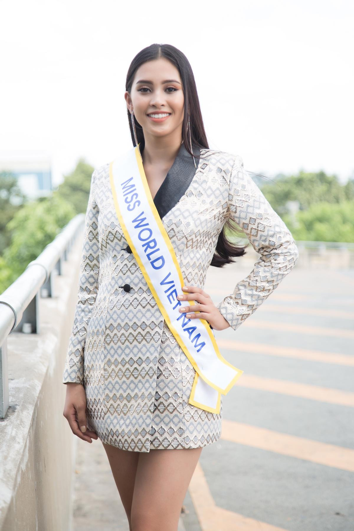 Soi gu thời trang sân bay đi thi Miss World của Mai Phương, Đỗ Thị Hà và Lương Thùy Linh Ảnh 5