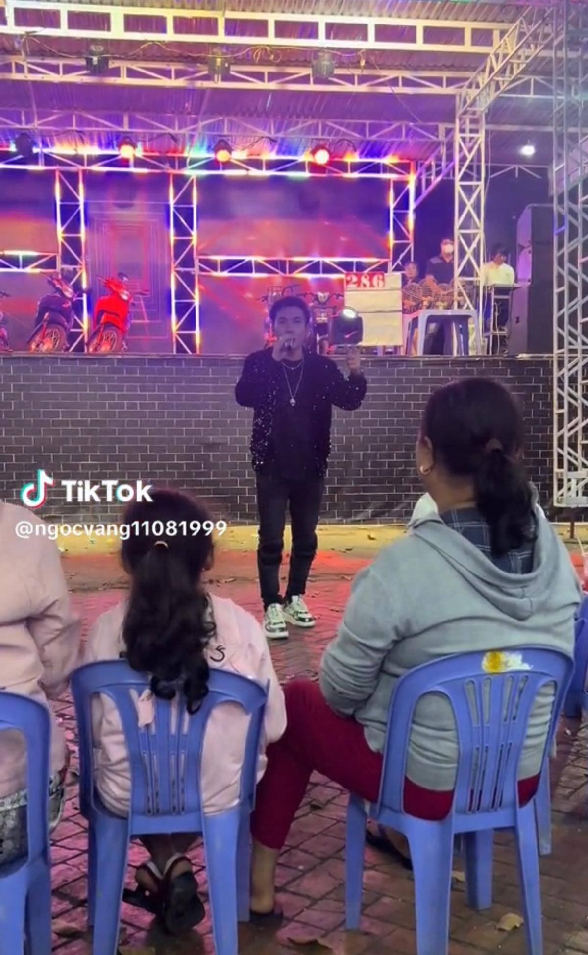 Chạy show hội chợ, nam ca sĩ Việt nổi tiếng một thời nhận thái độ lạ từ khán giả Ảnh 2