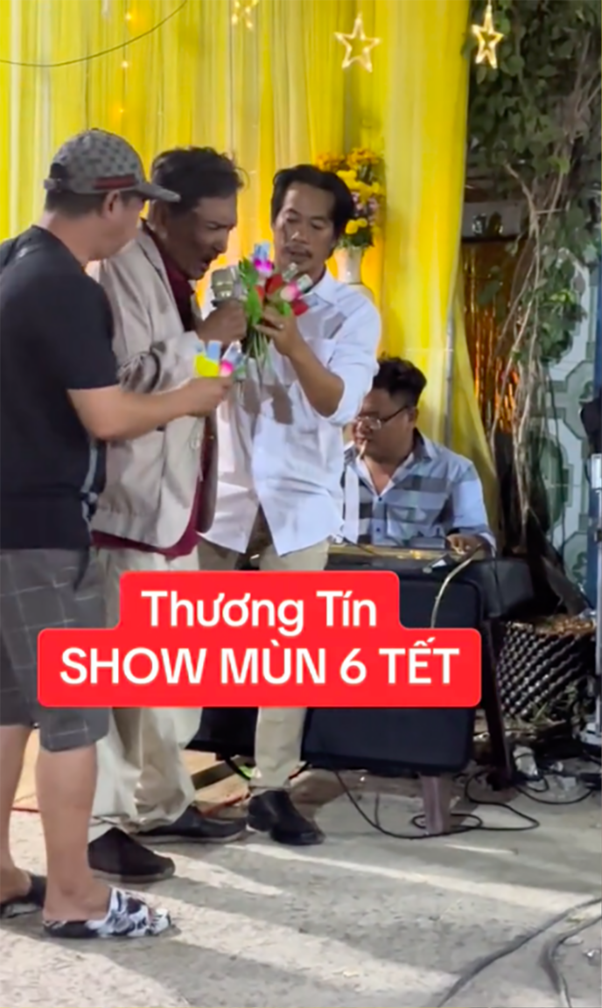 Thương Tín chạy show đầu năm, được khán giả tặng tiền nhiều cầm không xuể Ảnh 5