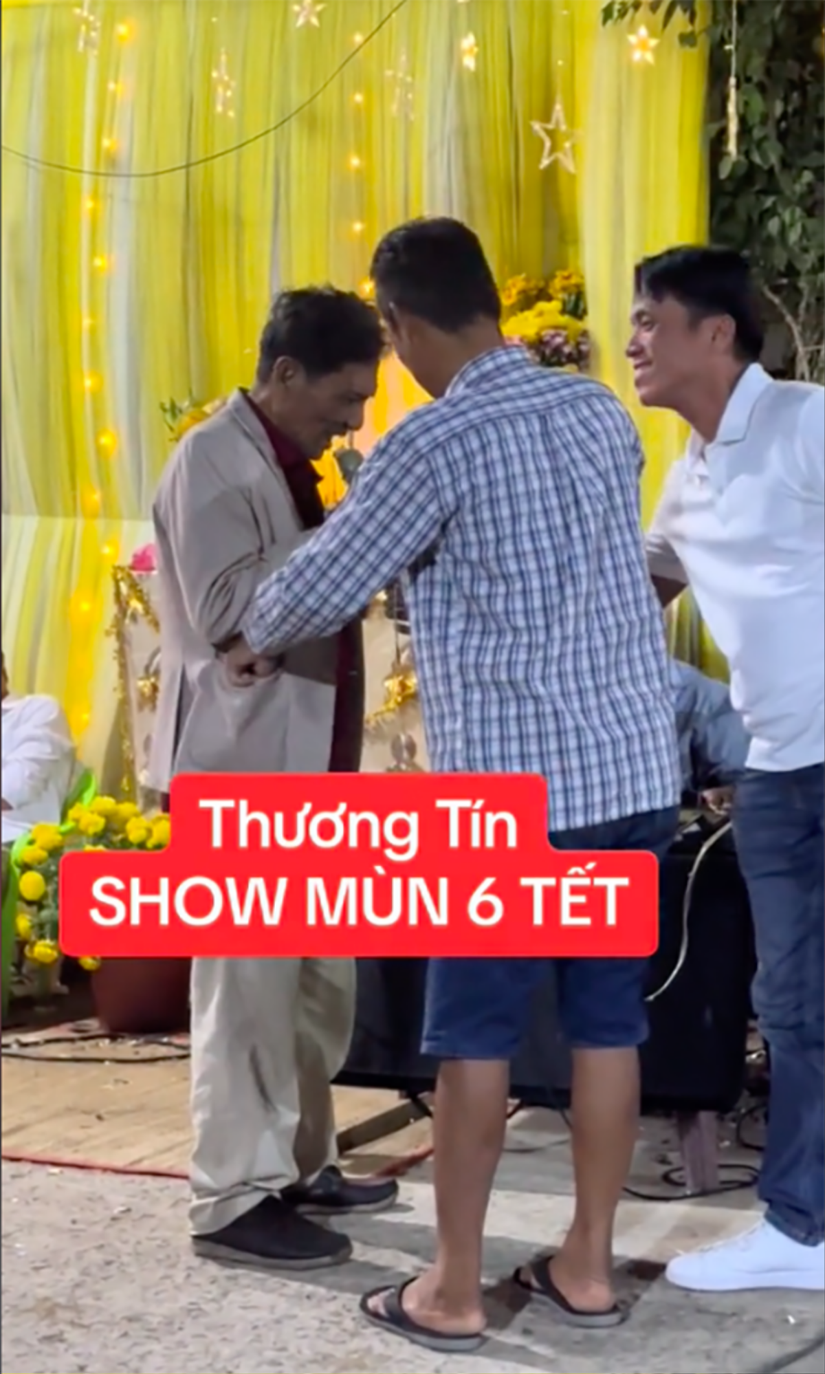 Thương Tín chạy show đầu năm, được khán giả tặng tiền nhiều cầm không xuể Ảnh 2