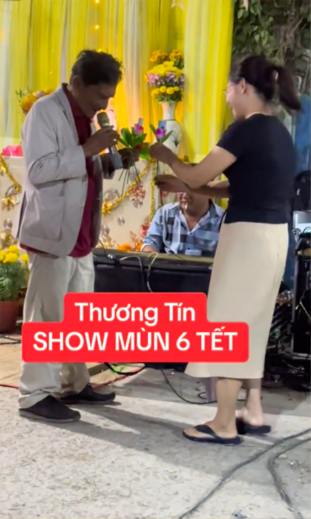 Thương Tín chạy show đầu năm, được khán giả tặng tiền nhiều cầm không xuể Ảnh 4