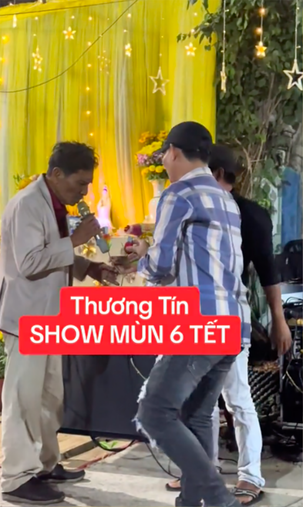 Thương Tín chạy show đầu năm, được khán giả tặng tiền nhiều cầm không xuể Ảnh 1