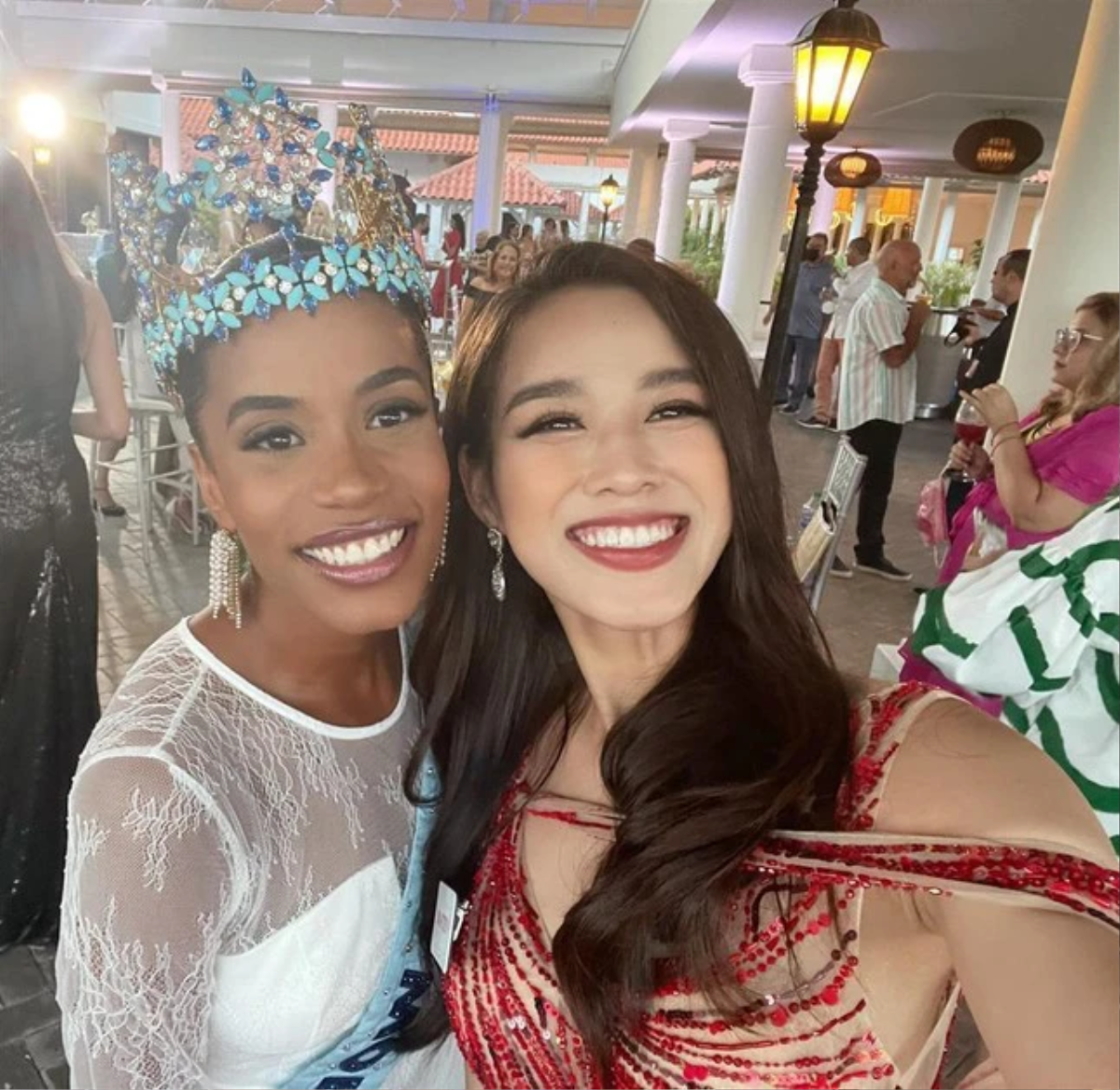 Mai Phương khoe sắc với đương kim Miss World 2021 Ảnh 2