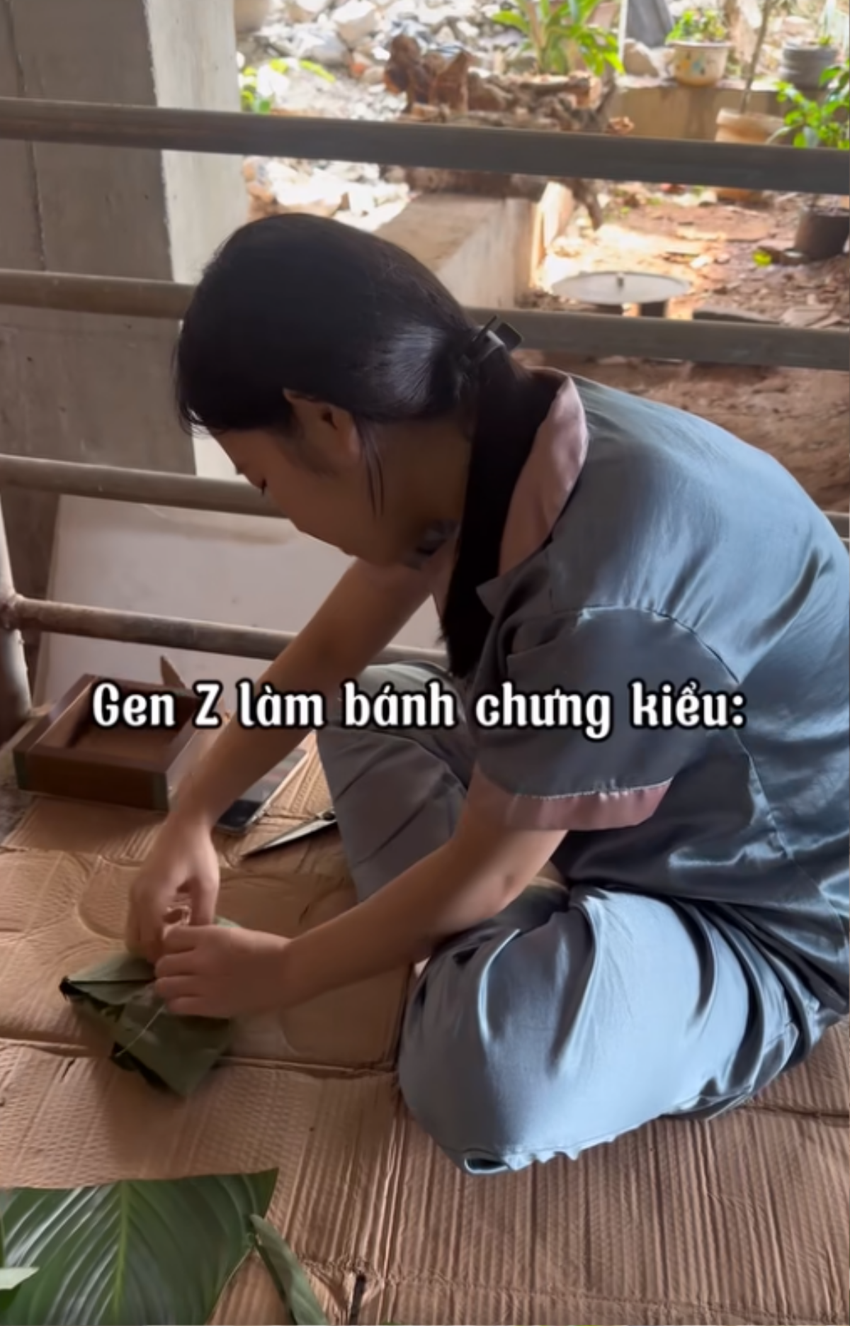 Trổ tài gói bánh chưng, cô gái khiến cả nhà được phen cười ngất Ảnh 1