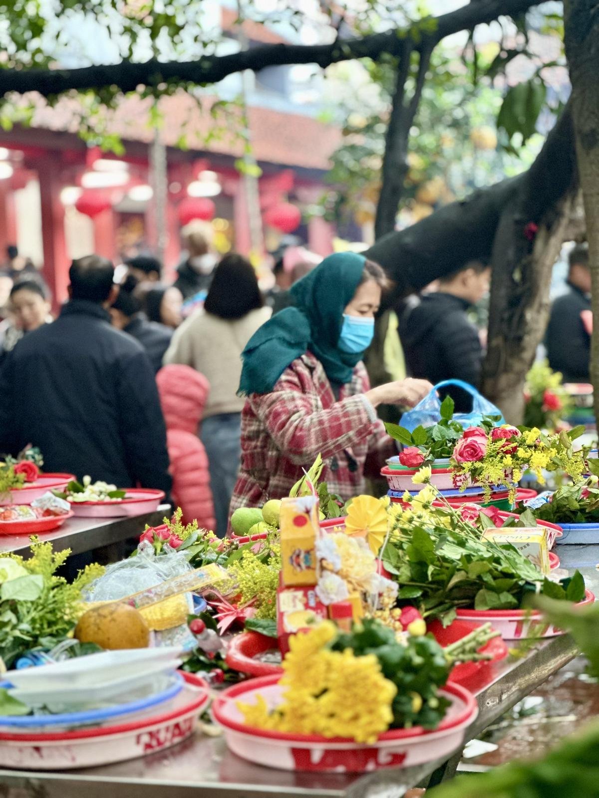 Bất chấp mưa gió, Phủ Tây Hồ đông nghịt người đi lễ ngày Rằm tháng Giêng Ảnh 3