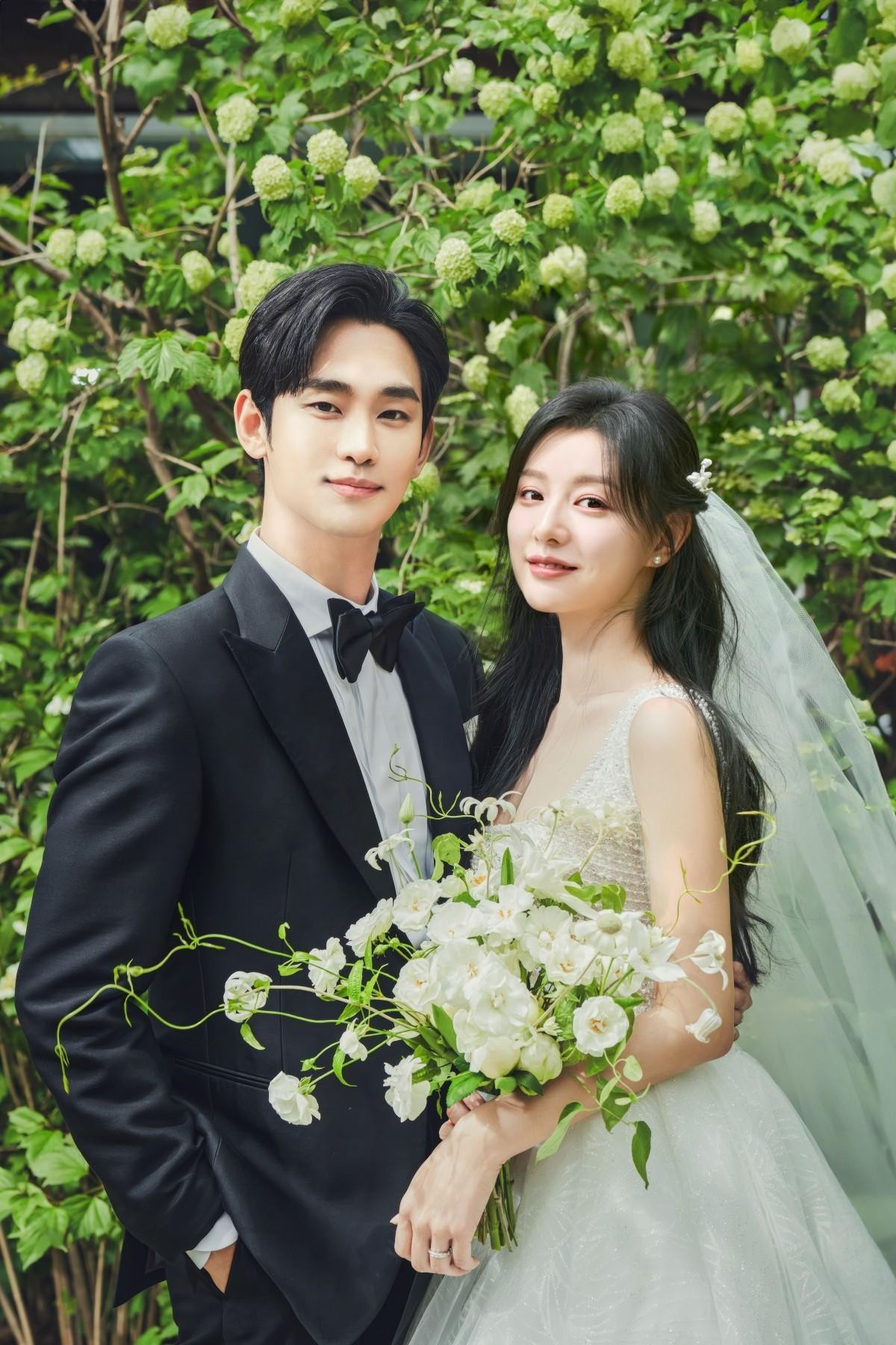 Kim Soo Hyun chính thức tung ảnh cưới với bạn thân Song Hye Kyo, visual khiến dân tình choáng ngợp Ảnh 1