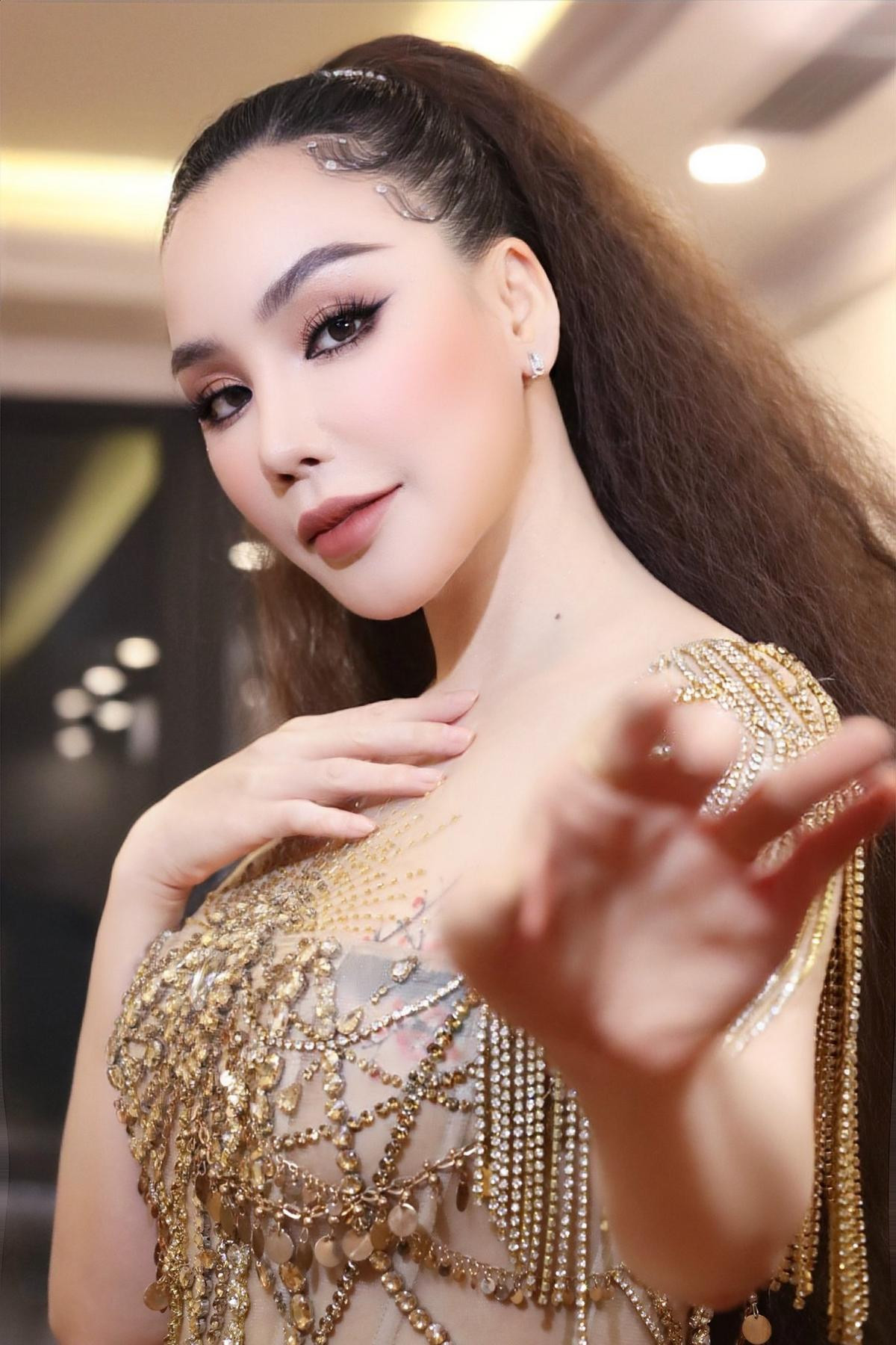 Bị nói 'nhiều tiền, đại gia ngầm của showbiz': Hồ Quỳnh Hương lên tiếng đính chính Ảnh 3