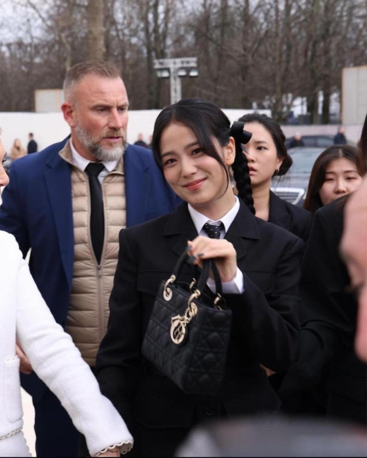 Giữ vai trò đại sứ toàn cầu, Jisoo được Dior đối xử thế nào tại Paris Fashion Week 2024? Ảnh 6