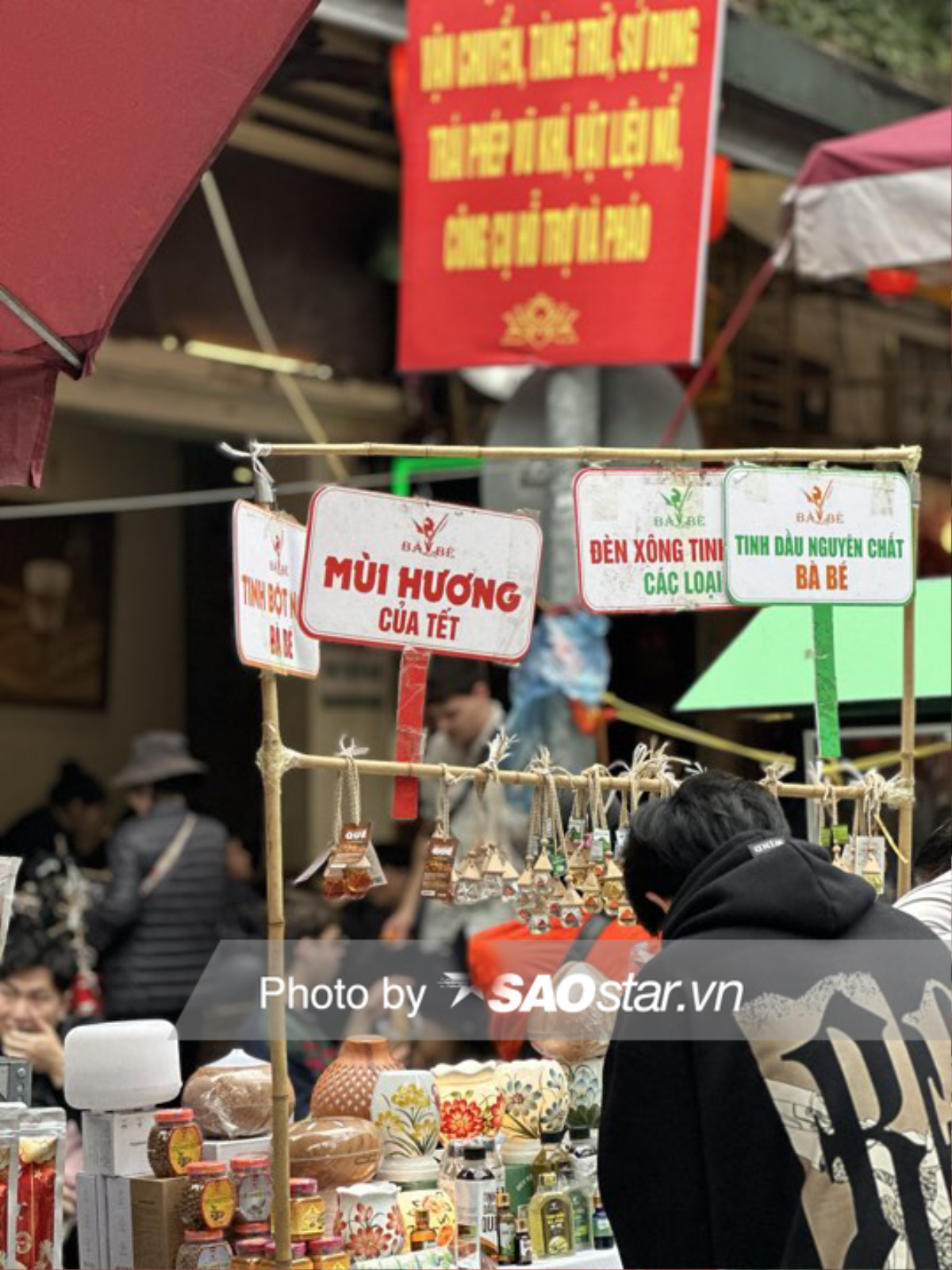 Chủ Nhật cuối cùng của năm 2023: Người Hà Nội rộn ràng xuống phố, chở Tết về nhà Ảnh 4