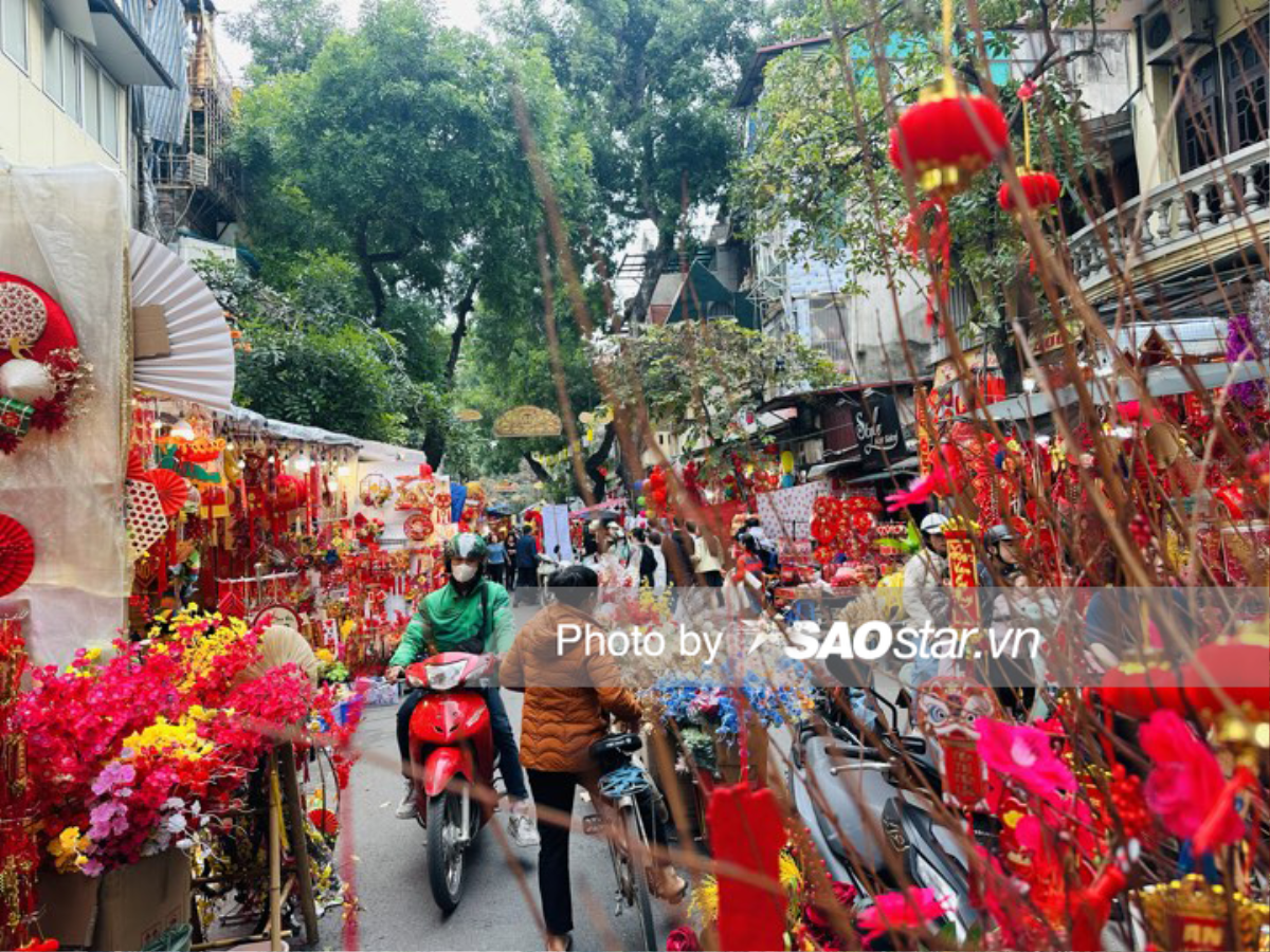 Chủ Nhật cuối cùng của năm 2023: Người Hà Nội rộn ràng xuống phố, chở Tết về nhà Ảnh 10