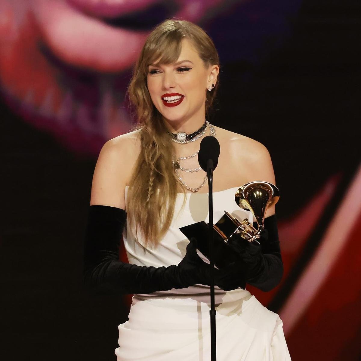 Taylor Swift ghi điểm với hành động dành cho 'đối thủ' tại GRAMMY 2024 Ảnh 8