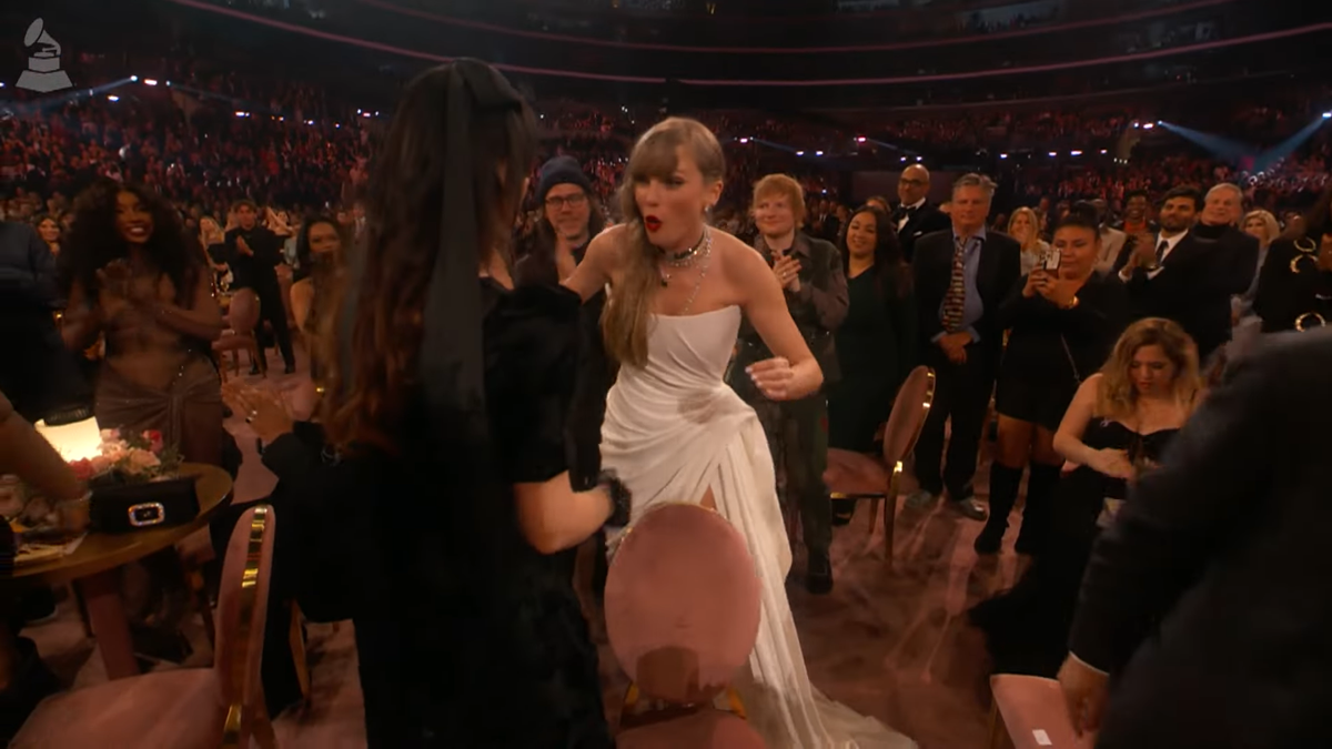 Taylor Swift ghi điểm với hành động dành cho 'đối thủ' tại GRAMMY 2024 Ảnh 3