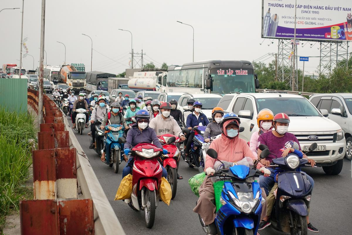 Đen Vâu xuống phố bằng xe máy, nhắn nhủ đến người dân trong ngày về quê ăn Tết Ảnh 1