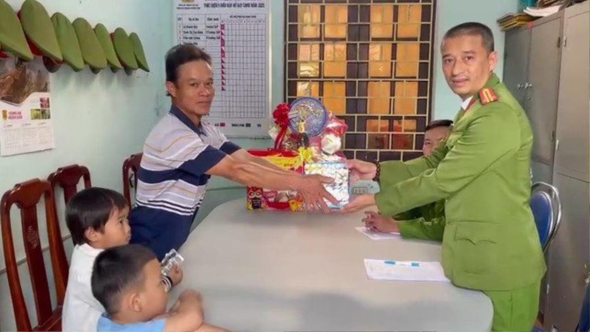 Con mang pháo hoa về nhà chơi Tết, cha có cách xử lý '10 điểm' Ảnh 1