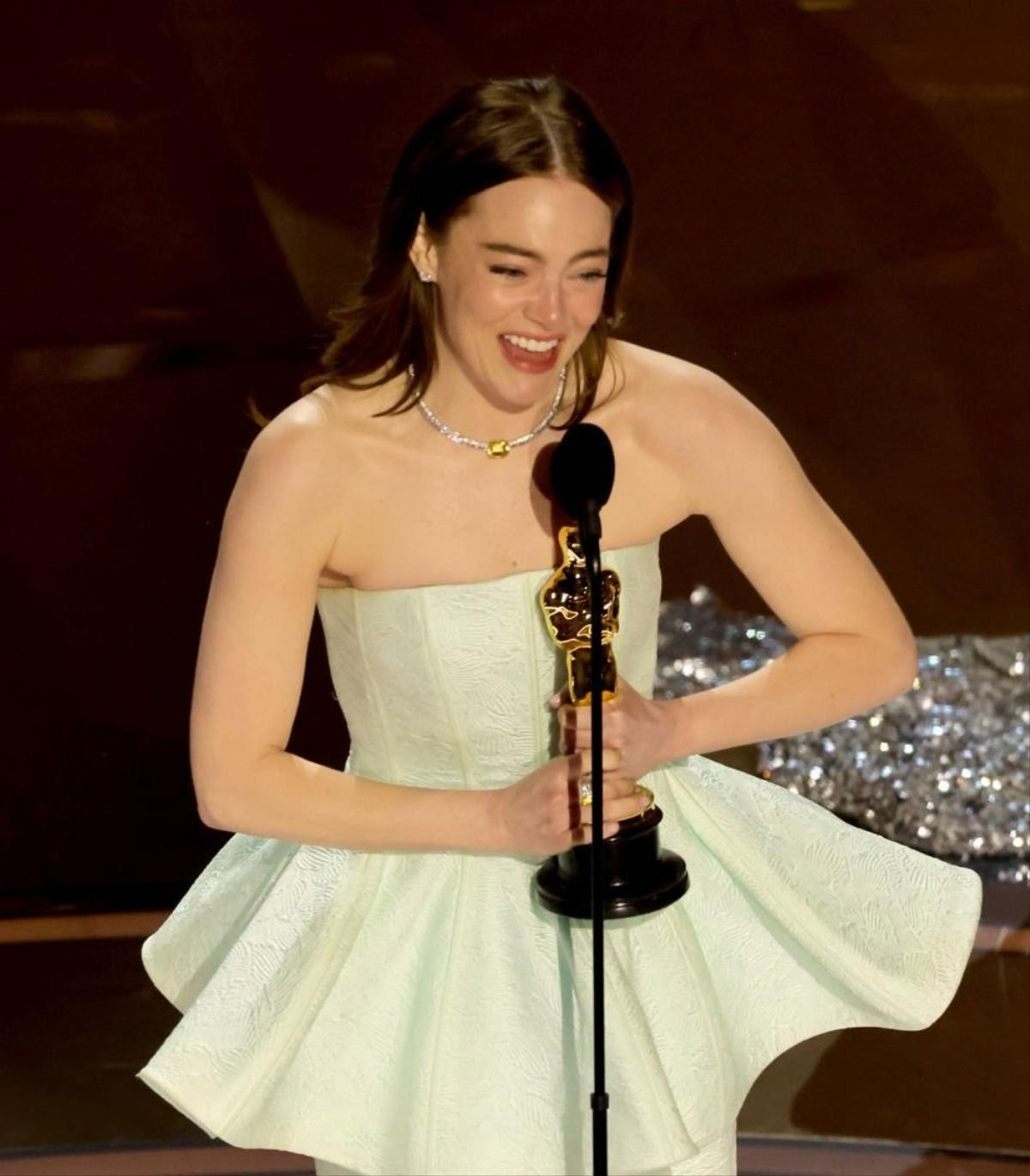 Emma Stone có tượng vàng Oscar thứ 2 trong sự nghiệp nhờ Poor Things Ảnh 1