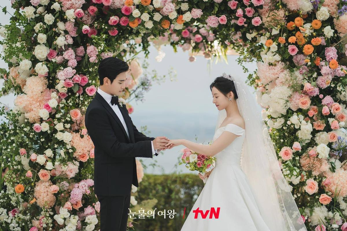 Có thể là hình ảnh về 2 người, hoa baby, đám cưới và văn bản cho biết '눈물의 여왕 & tvN'