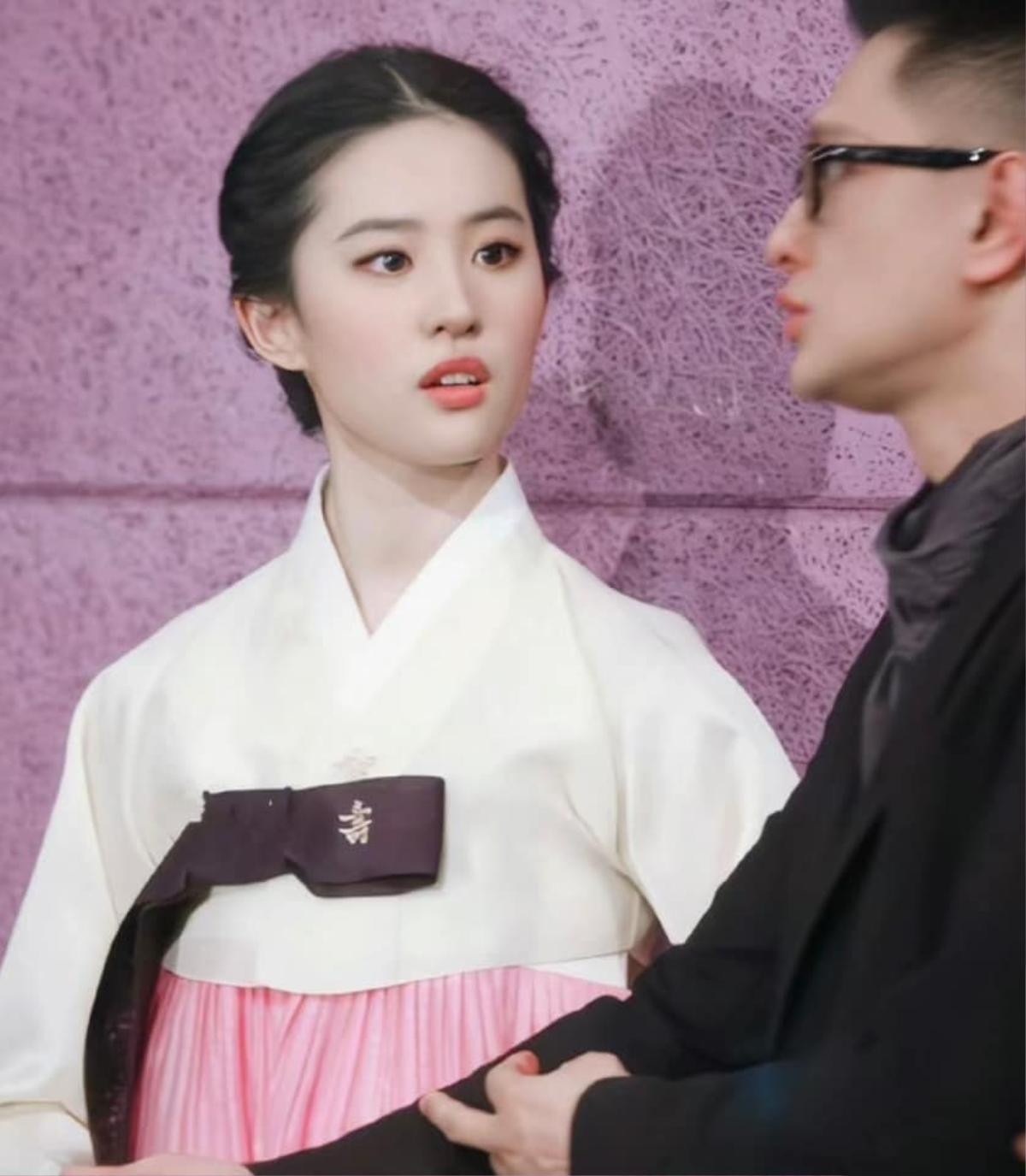 Loạt ảnh cũ diện hanbok của Lưu Diệc Phi được khen nức nở, đến cái bóng cũng đẹp Ảnh 2