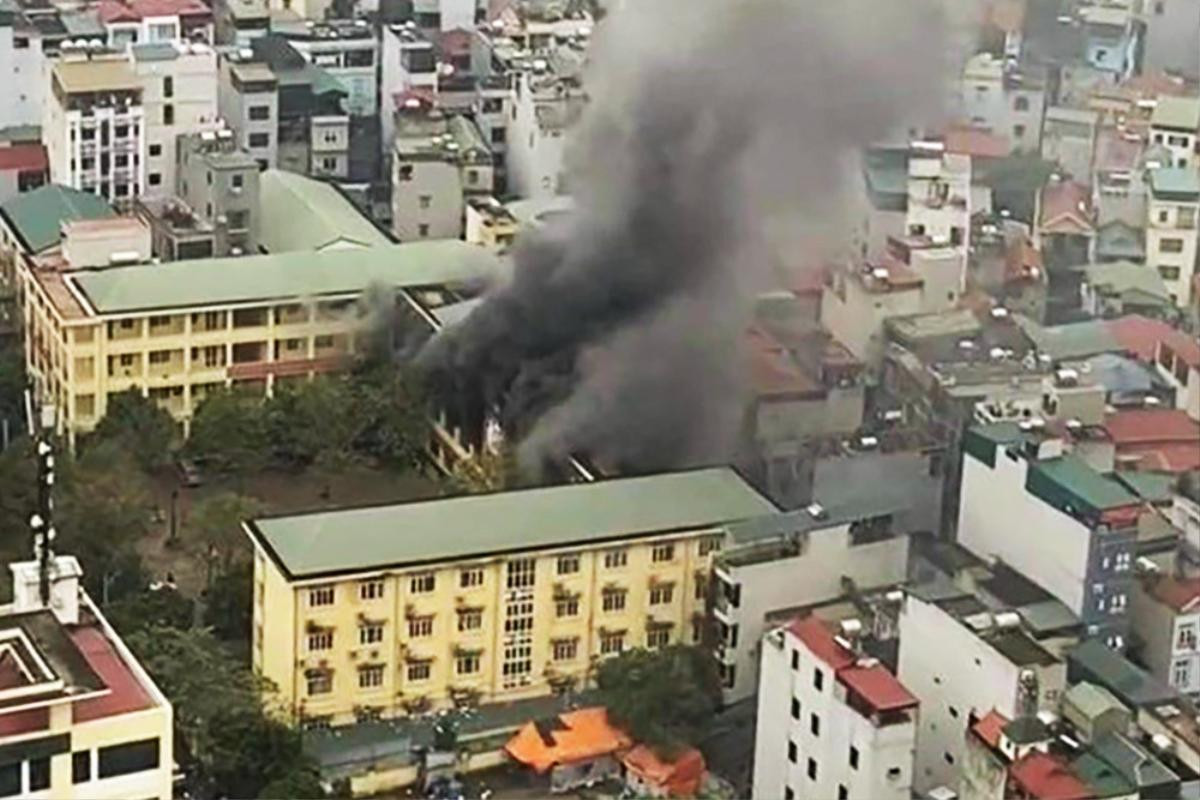 Cháy trường THCS ở Hà Nội: Khói đen đặc quánh, nhiều học sinh khẩn trương thoát ra ngoài Ảnh 1