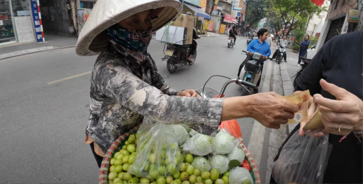 Cô bán hàng rong bị phạt sau phi vụ định 'chặt chém' khách Tây 200.000 đồng cho vài quả táo Ảnh 1